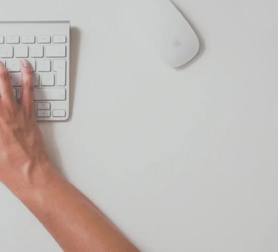 Headerbild für die Termine der GK KFO 2026: Laptop auf einem Schreibtisch